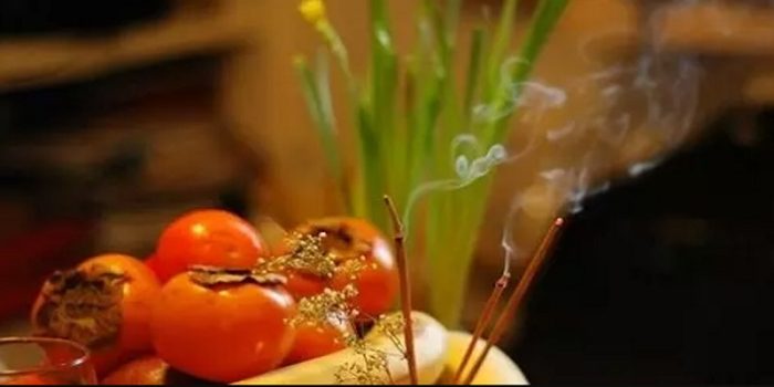 Thắp hương nhờ sự giúp đỡ của tổ tiên